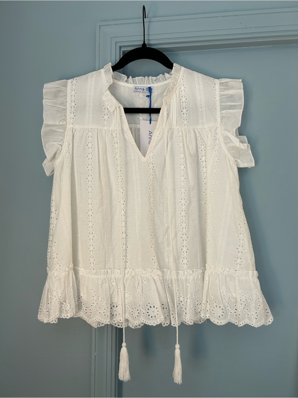 NWT Anna Rae Ruffle Eyelet Blouse in White